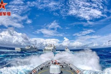 中国海军女舰员奔向深蓝